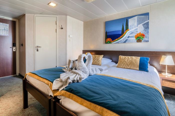 Boarding Deck 2 Adjustable Twin Beds Cat C